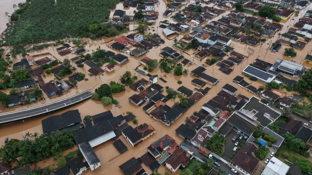 R$ 2,8 milhões vão para cidades do Vale do Ribeira após a cheia do Rio Ribeira de Iguape. O nível subiu dez metros e al…
