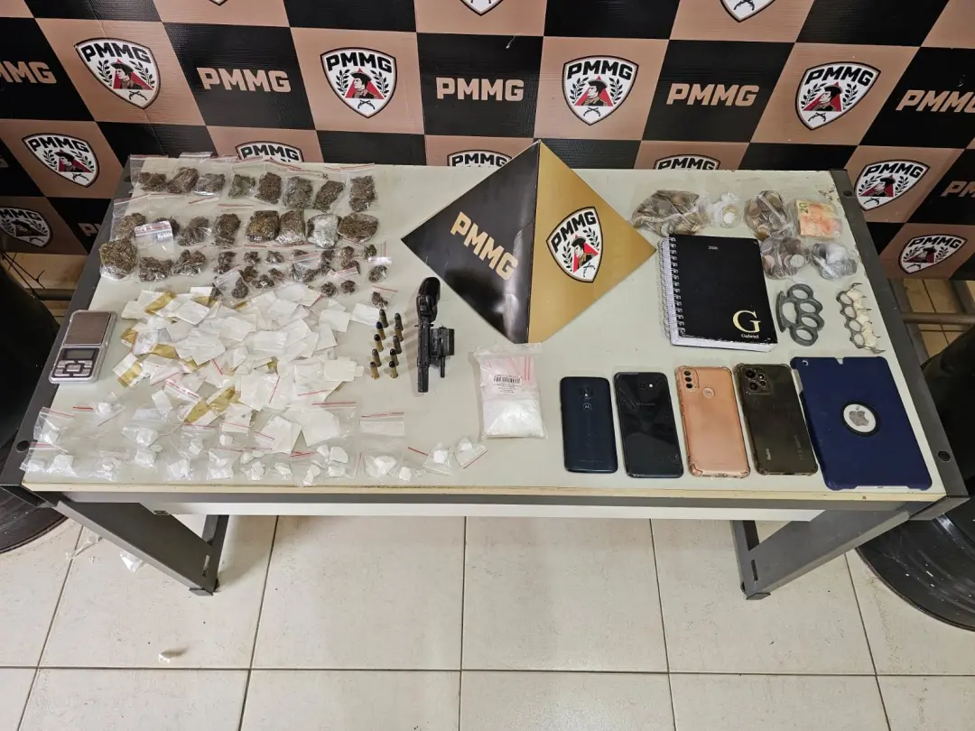 Seis homens e uma mulher foram presos em Taiobeiras, Norte de Minas, por tráfico e homicídio. A apreensão incluiu mais …