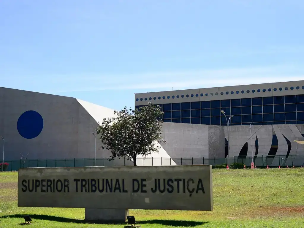 STJ suspendeu todos os processos sobre impedimento de locação por Airbnb em todo o país. A Corte definiu que precisa de…