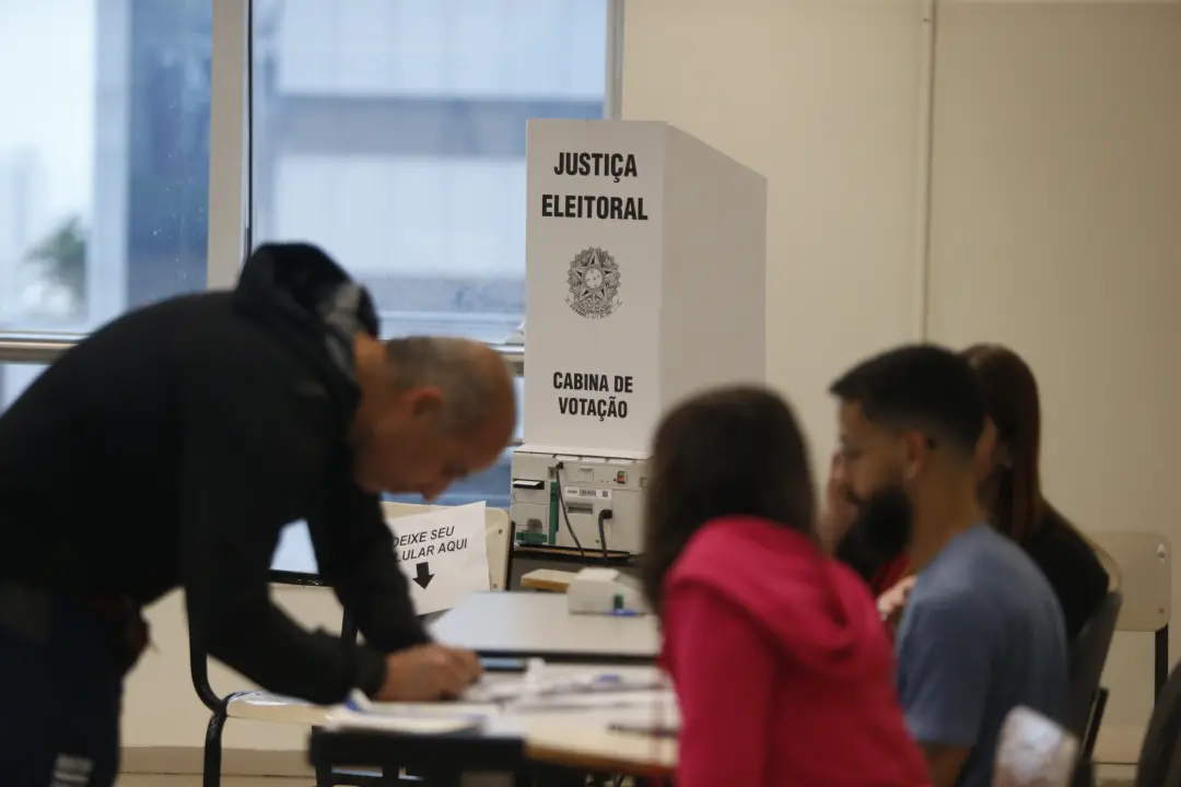 A lei protege candidatos e eleitores de prisões durante o período de votação, com exceção de flagrante delito. Parece u…