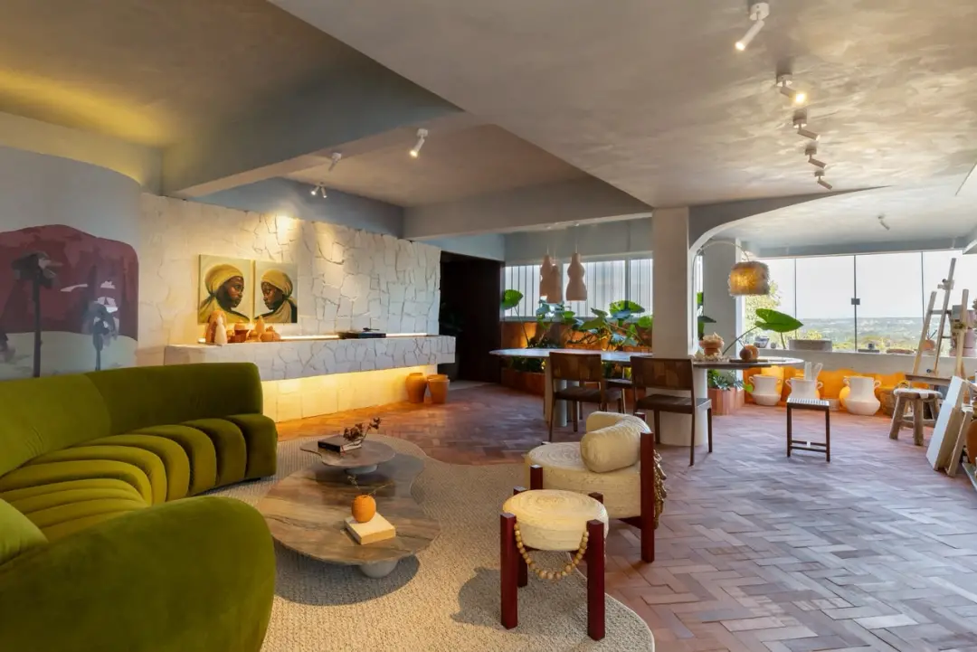 Na CASACOR Brasília 2026, a arte se integra aos projetos arquitetônicos, criando atmosferas com materiais naturais no E…
