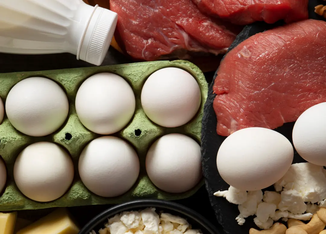 85% dos americanos querem aumentar o consumo de proteína em 2025, mas 26% não sabem a quantidade ideal. Muita coisa tá …