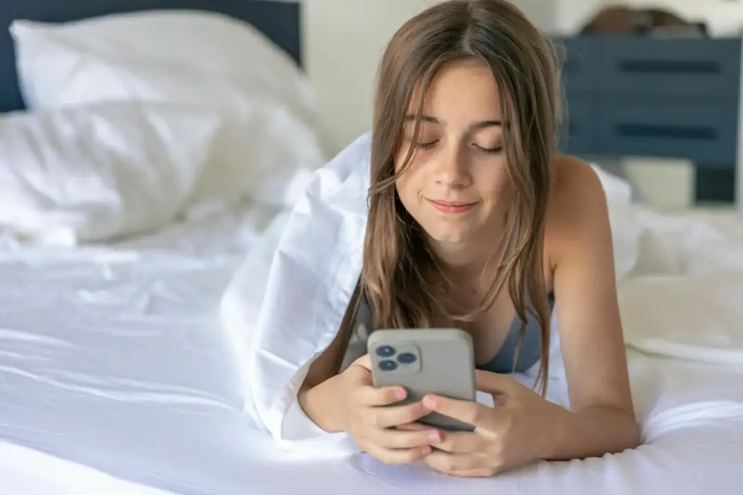 A revisão de 23 estudos identificou que a exposição excessiva a telas antes de dormir causa problemas de sono, como dif…