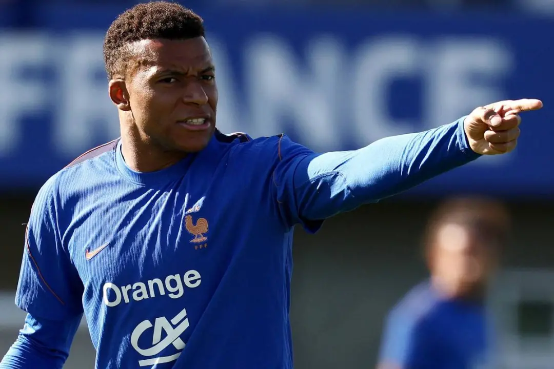 Kylian Mbappé trocou parceria com a Nike pela marca suíça On, encerrando um contrato antigo. Acho que essa mudança most…