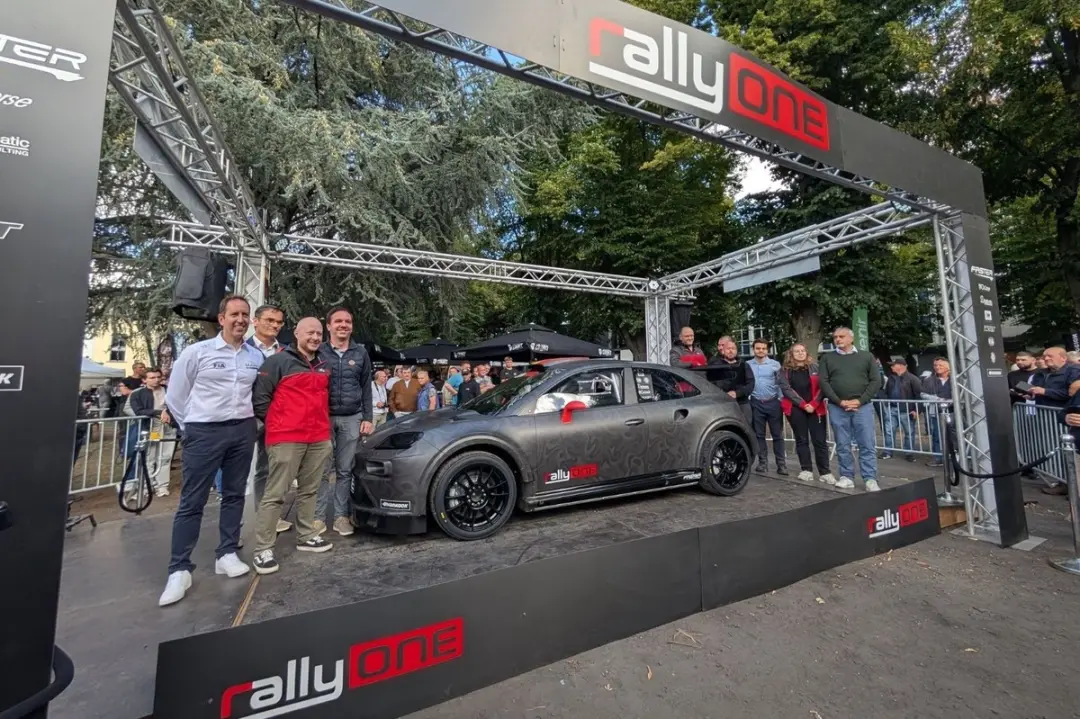 Project Rally One apresentou o carro para o Campeonato Mundial de Rali 2027 em Huy, Bélgica. É interessante ver os novo…