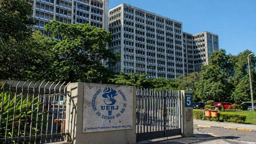 Uerj vai pagar 35 mil a cada candidata negra constrangida durante prova de Residência em Saúde. A exigência de prender …