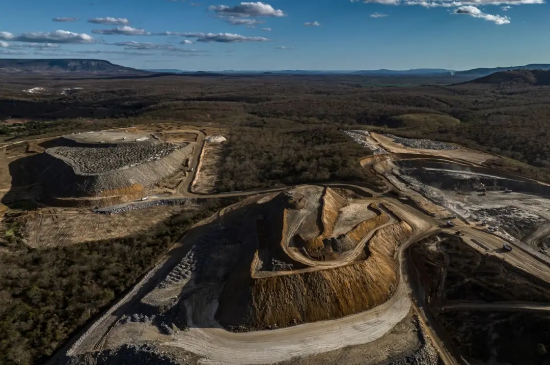 Sigma Lithium, maior produtora de lítio do Brasil, segue operando na mina de Grota do Cirilo em Minas Gerais, mesmo apó…