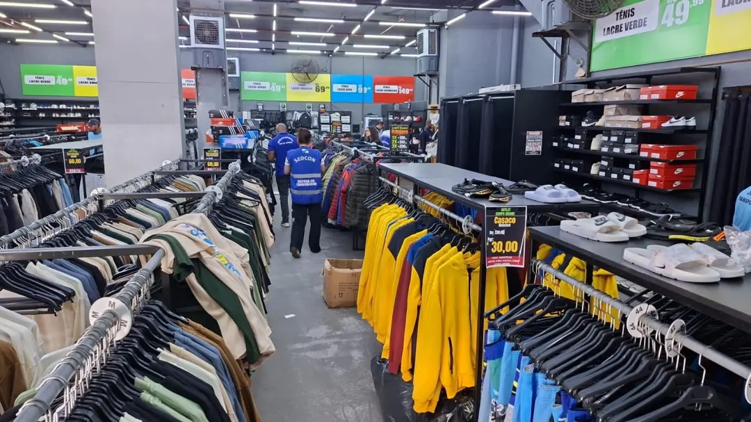 3,5 toneladas de produtos falsificados foram apreendidas em um outlet de Campo Grande, na Zona Oeste do Rio. Esse comér…