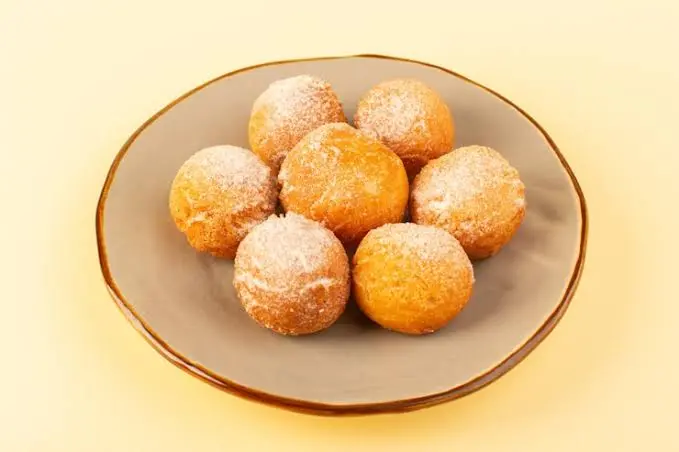 Bolinho de chuva com massa de farinha, açúcar, ovos e leite, fica dourado e macio depois de frito. Essa receita simples…