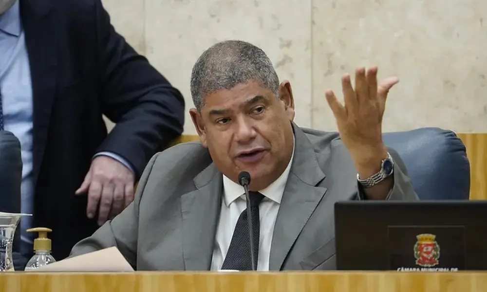 Milton Leite se entrega à polícia em Mogi das Cruzes após mandado. A operação investiga o PCC no transporte público e a…