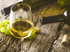 Chardonnay, o vinho branco famoso, engana o paladar por causa da forma como é processado. A gente se acostuma com um sa…