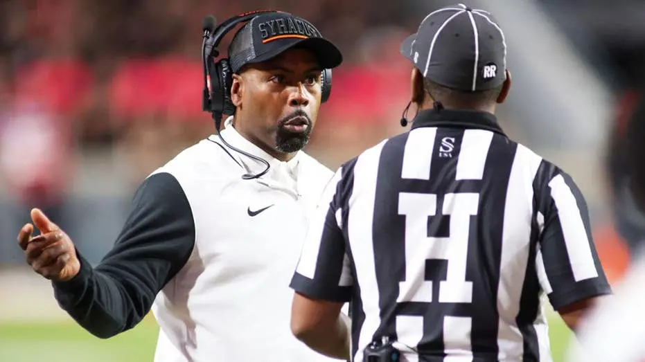 Coaching de Syracuse tentou intimidar um juiz e o lance não funcionou. Isso mostra que a arrogância no esporte só traz …