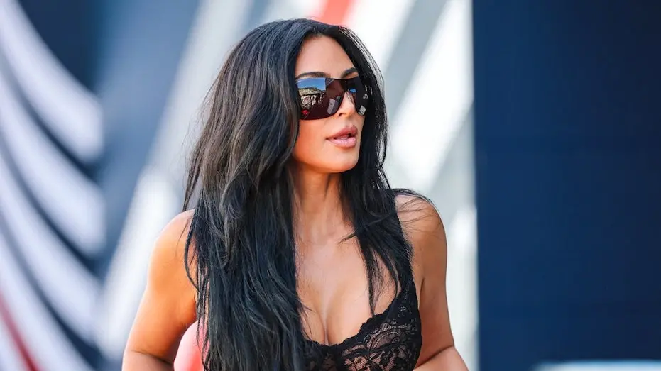 Kim Kardashian, 45 anos, teve um diagnóstico de esofagite, inflamação do esôfago. A conexão com a morte do pai por cânc…