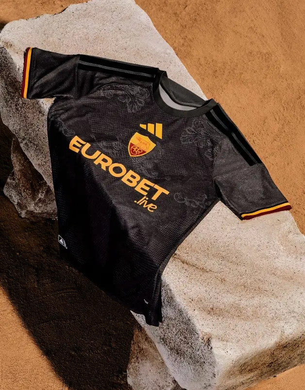 Chelsea, Roma e Inter Milan apresentaram os terceiros uniformes para a temporada 2026/27. O Chelsea traz um visual retr…
