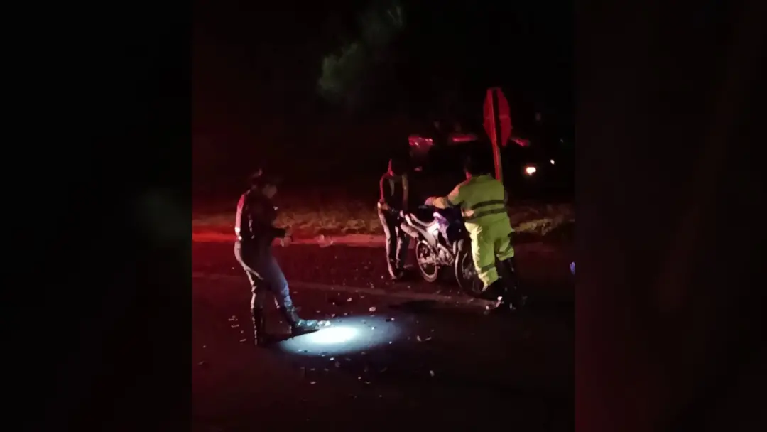 Rodovia João Mellão, entre Avaré e Itaí, teve um acidente entre carro e moto na quinta à noite. Uma pessoa da moto fico…