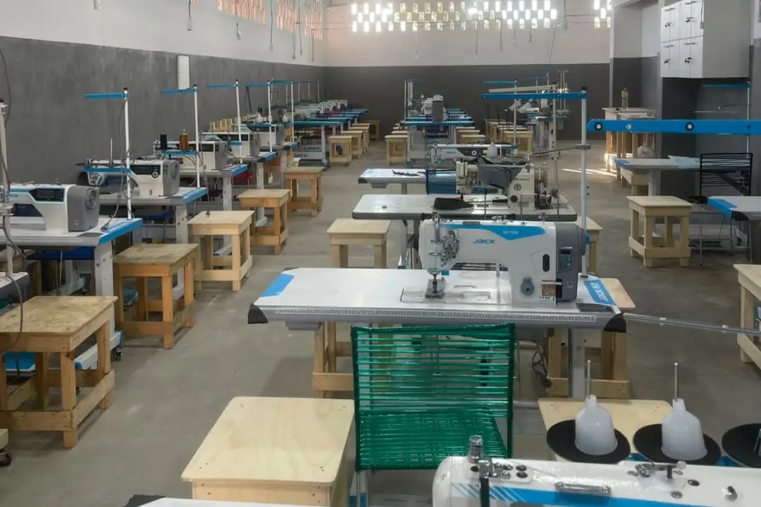 Centro de Ressocialização do Agreste inaugura fábrica têxtil com 56 pessoas. Essa parceria com a Yets Premium Confecçõe…