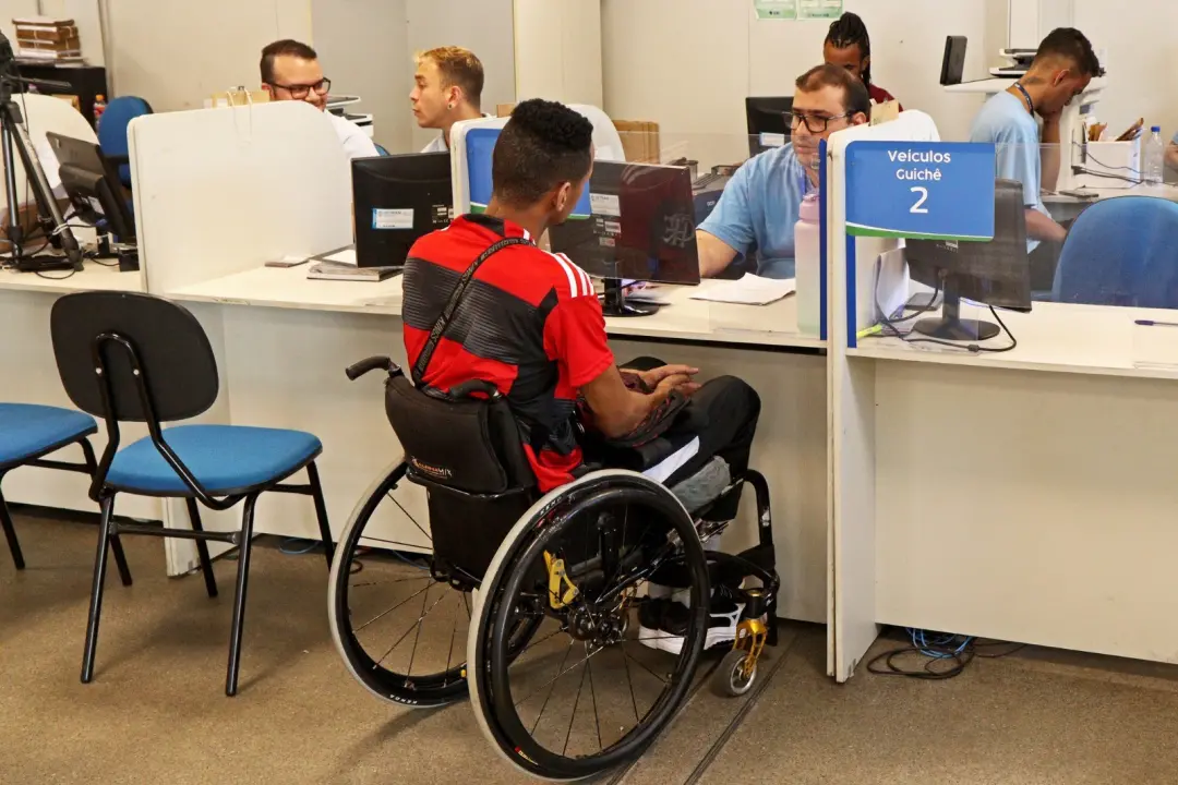 R$ 2.053 rendimento médio de trabalhadores com deficiência em 2022, cerca de 30% abaixo dos R$ 2.890 dos sem deficiênci…