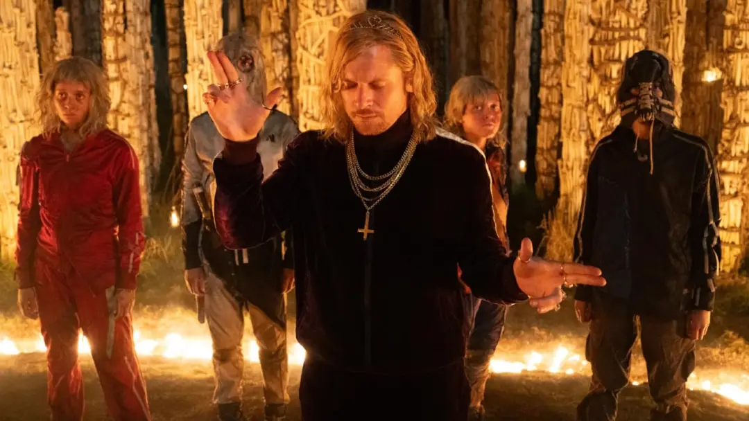 28 Years Later The Bone Temple é um destaque de 2026 na Netflix, com Ralph Fiennes trazendo uma performance que equilib…