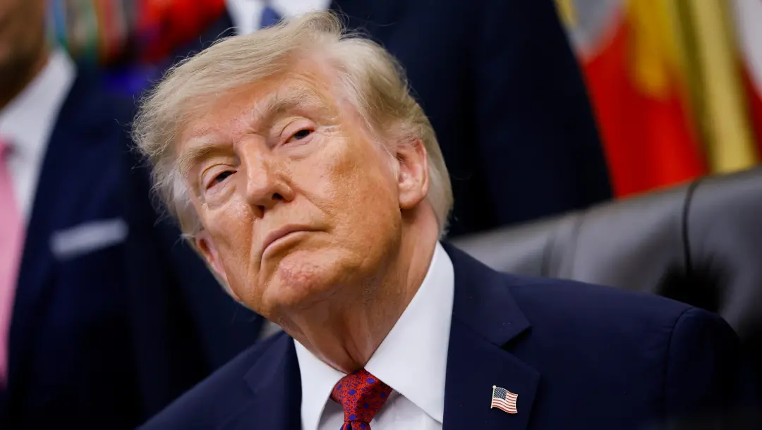 Trump baniu CNN, MSNOW e Politico da Casa Branca, declarando que outros meios de comunicacao falsos deveriam seguir o e…