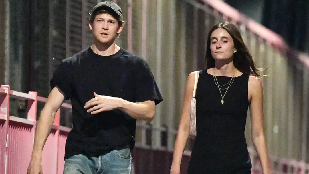 Joe Alwyn, ex de Taylor Swift, foi visto caminhando com a comediante Mary Beth Barone na ponte Williamsburg em Nova Yor…
