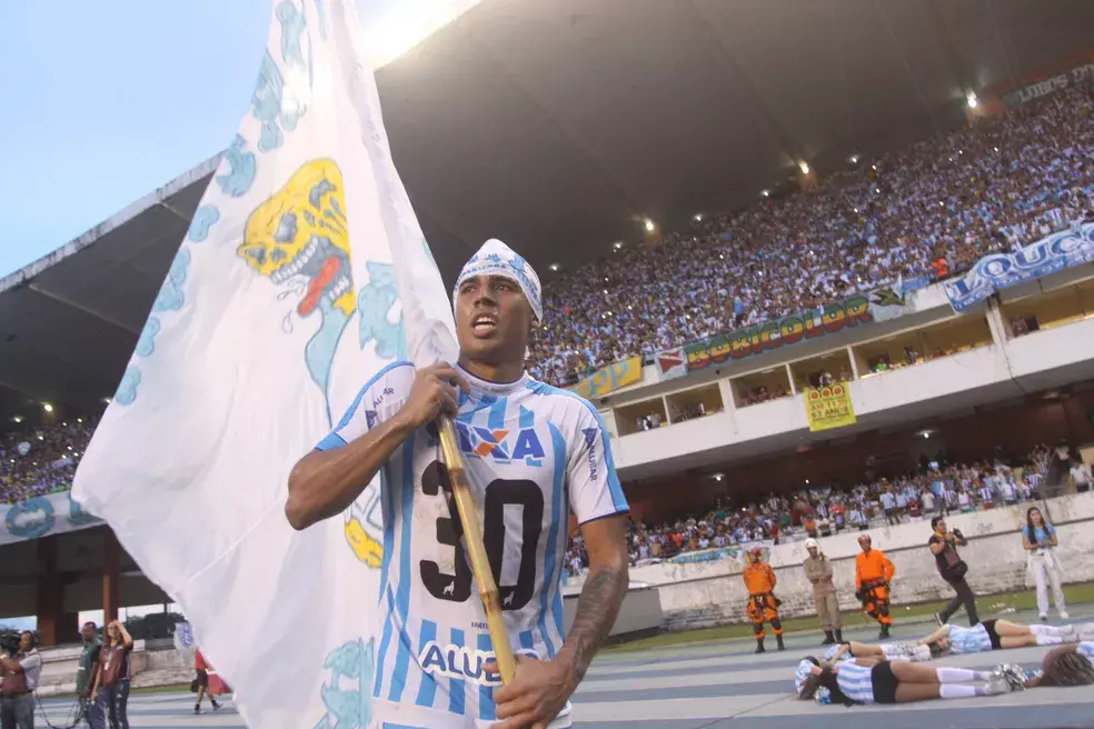 Bergson, atacante do Paysandu, vai defender a Seleção da Malásia após se naturalizar. Ele é o maior artilheiro da liga …