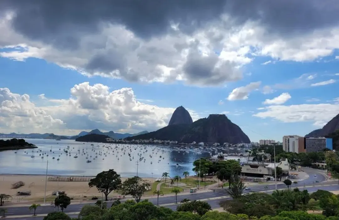 Rio de Janeiro com sol e temperaturas subindo no domingo, podendo chegar a 26 graus. Esse tempo mais aberto no fim de s…