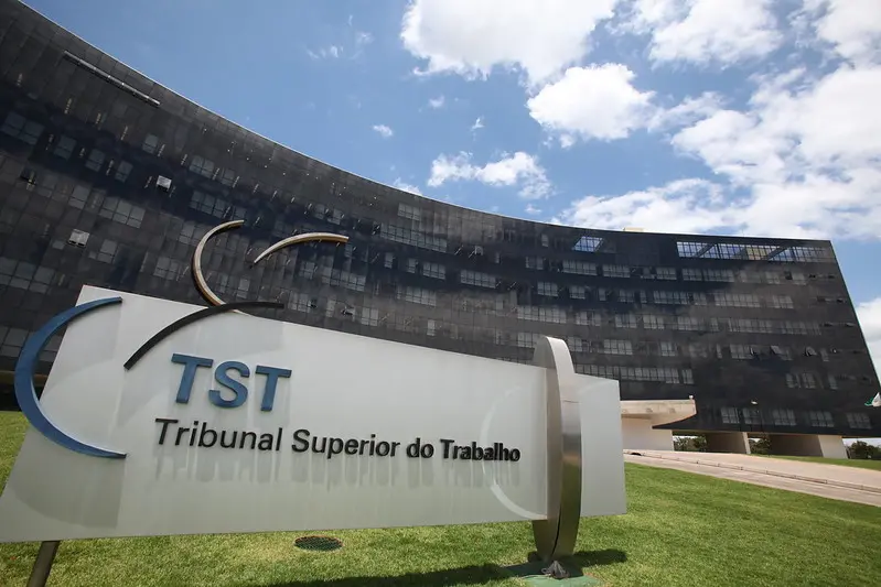 Dez anos de quarentena pra quem assumiu cargo político antes de entrar em tribunais e agências reguladoras. Essa propos…
