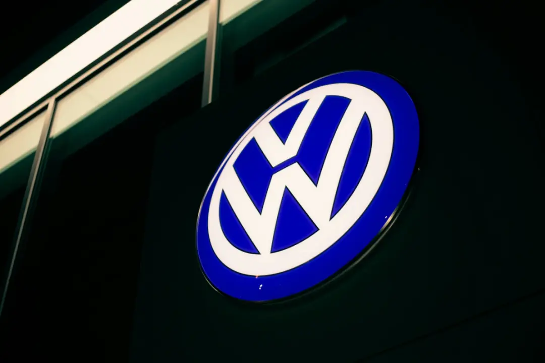 Volkswagen reduz a meta de margem para 1% em 2026, prevendo até 10 bilhões de euros em baixas. Isso mostra que o cenári…