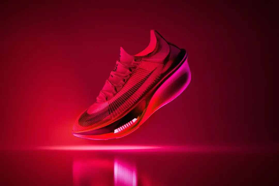 Nike lança Alphafly 4, tênis para maratonas, com 5% menos peso e 10% mais retorno de energia. Essa evolução mostra o fo…