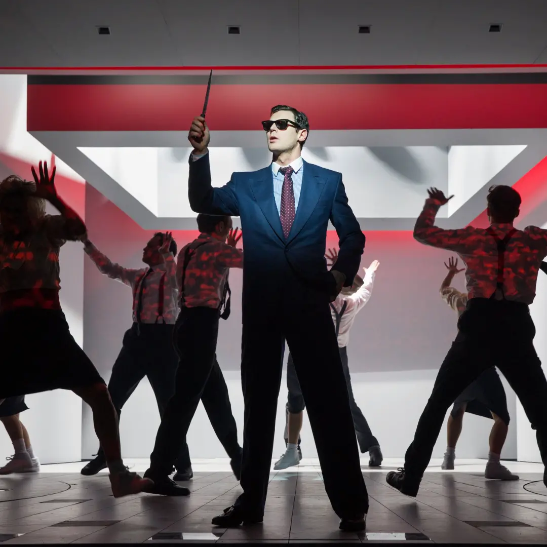 American Psycho foi o trabalho mais sombrio de Duncan Sheik ao adaptar synth pop para musical. Essa transição mostrou a…