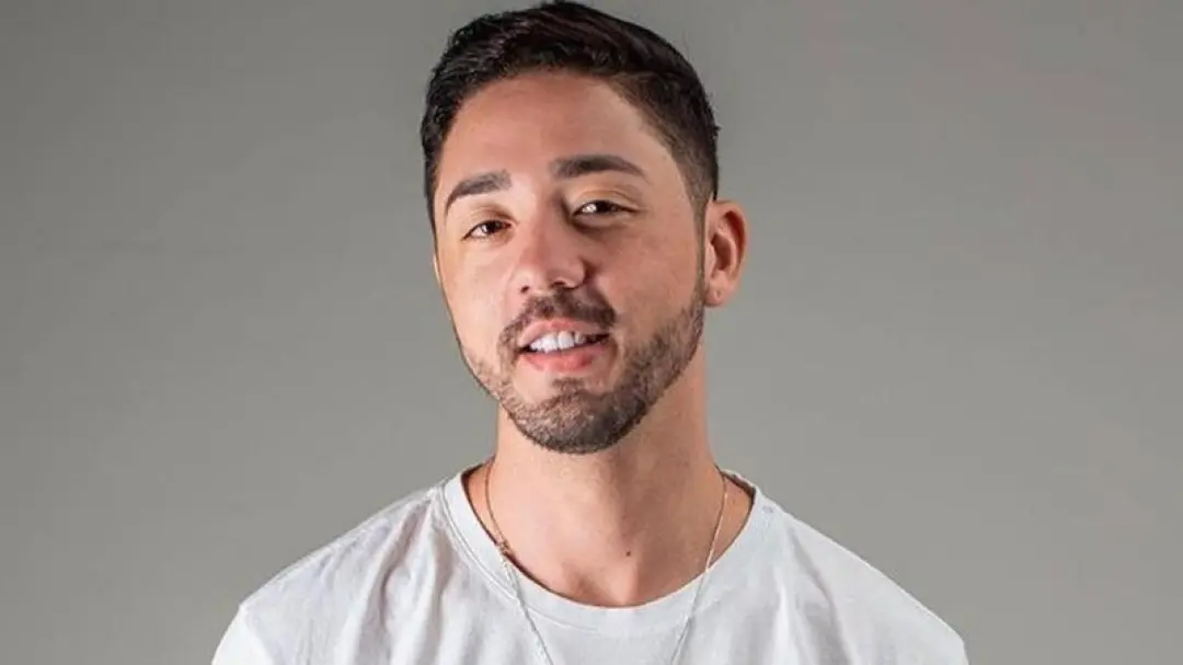 Rico Melquiades se retratou sobre investigação de coacao eleitoral em Alagoas. O influencer pediu desculpas aos trabalh…