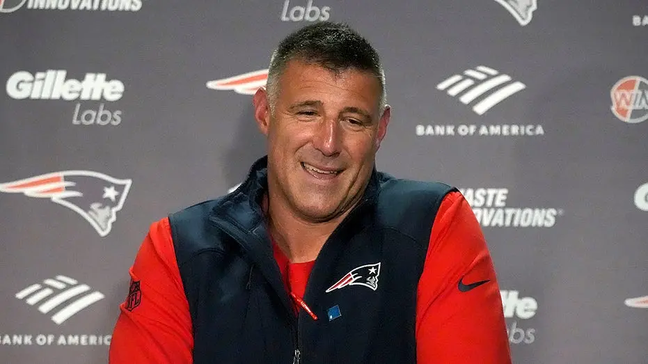 Mike Vrabel, técnico dos Patriots, mudou a postura sobre o ativismo do corredor TreVeyon Henderson depois do caso Russi…