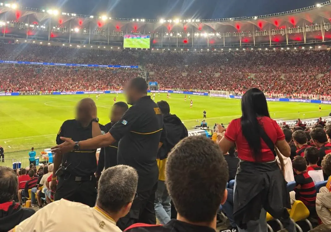 Maracanã, cobrança para ocupar o lugar exato do ingresso gerou confusão na noite da classificação do Flamengo. Essa fis…