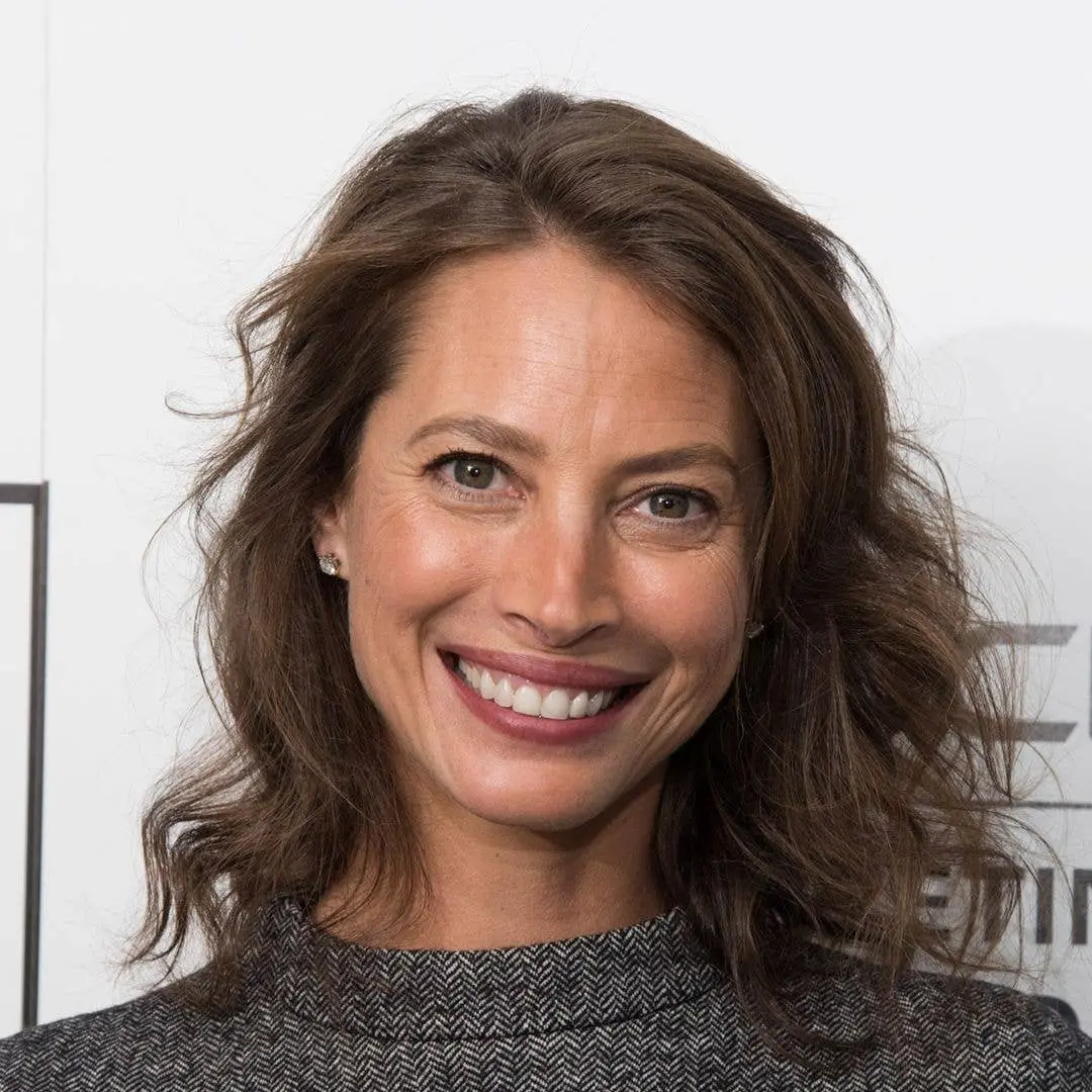 Christy Turlington, 57 anos, mostrou um visual sem maquiagem nas fotos de sua viagem a Paris. A beleza natural dela ain…
