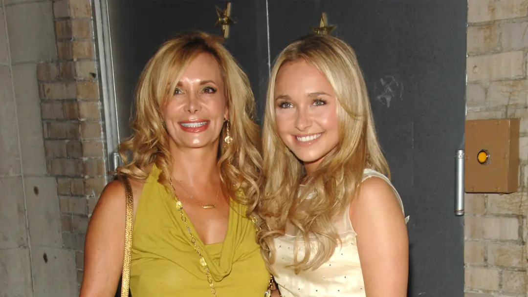 Em Malibu, um banho de vida de Hayden Panettiere teve sua mãe Lesley Vogel e o namorado Brian Hickerson banidos por cau…