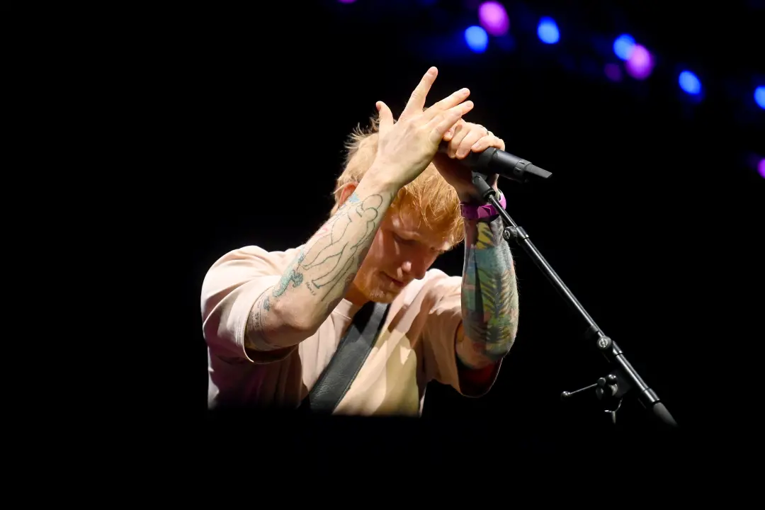 Ed Sheeran vai voltar ao palco em Filadélfia amanhã, depois de ter o Macklemore, que tinha sido convidado, removido da …