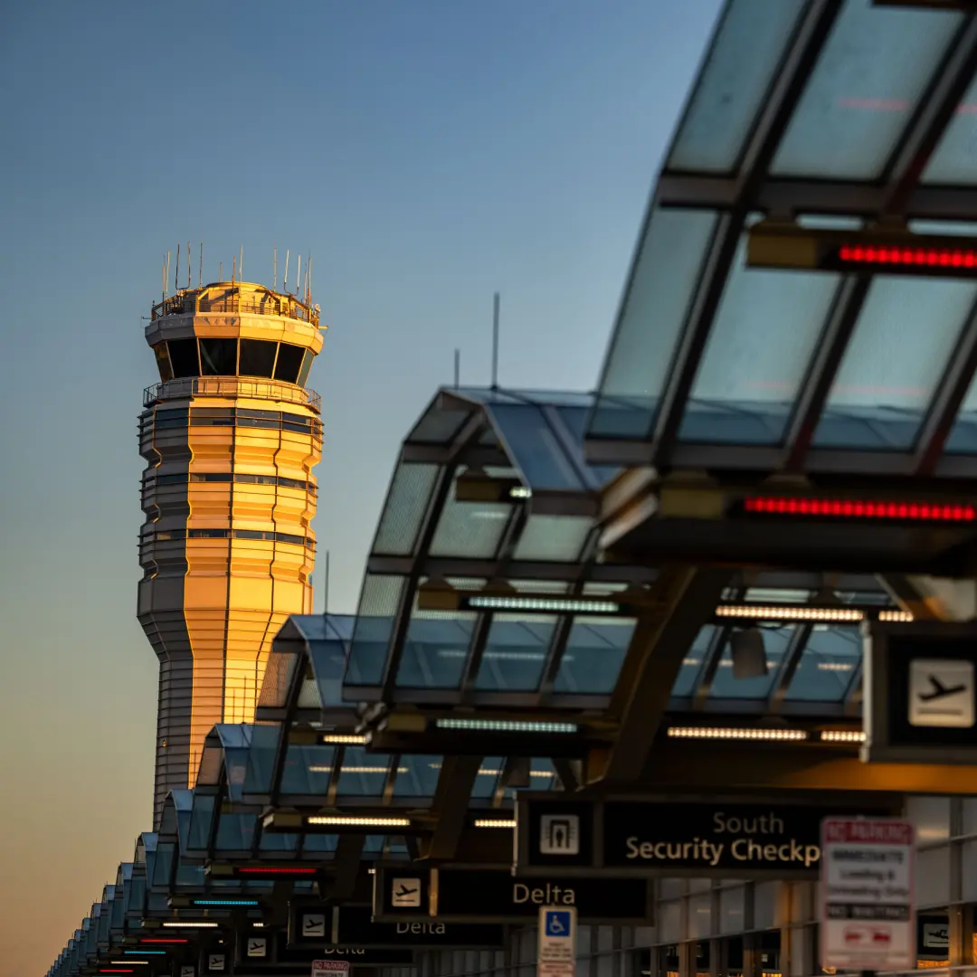 Três aeroportos de Washington vão usar a ferramenta SMART da FAA semana que vem. Ela usa dados de clima e agenda pra pr…