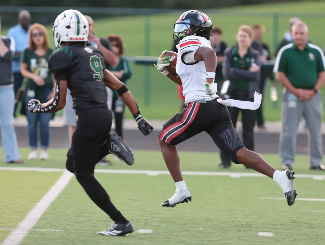 Fim de temporada de futebol americano com Perry vs McKinley em Tom Benson Hall of Fame Stadium. McKinley venceu as últi…
