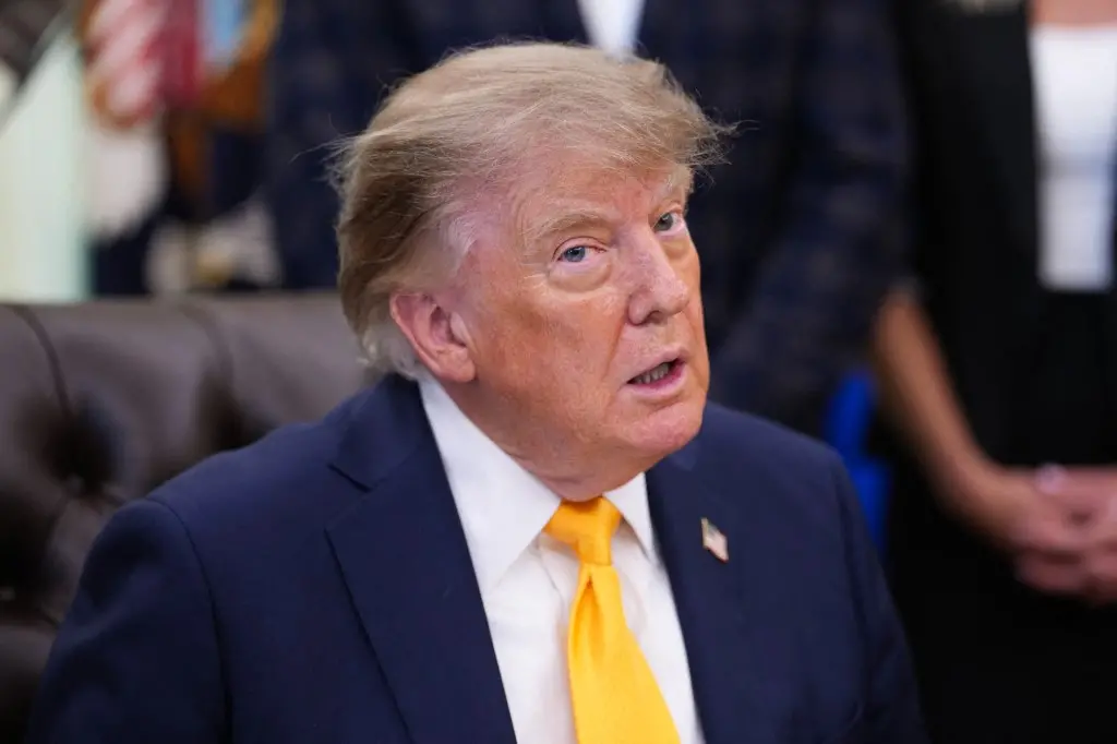 Donald Trump proíbe CNN, MSNOW e Politico de acessar a Casa Branca, alegando cobertura tendenciosa. Isso limita o acess…