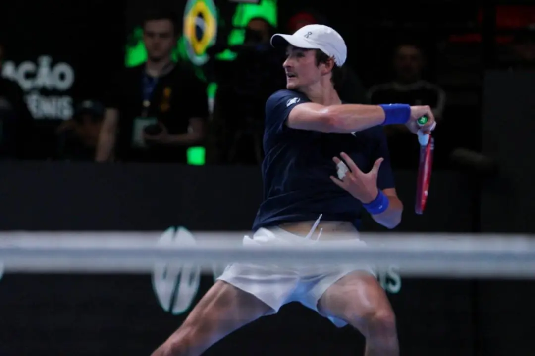 João Fonseca vence Dominic Stricker por 2 sets a 1 na Copa Davis no Rio de Janeiro. A vitória coloca o Brasil na frente…