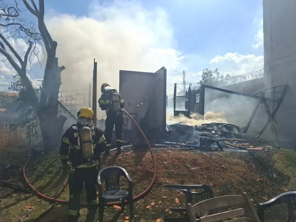 Setor Jaó teve uma casa de madeira consumida por um incêndio na tarde desta sexta. A estrutura foi grande, mas ninguém …