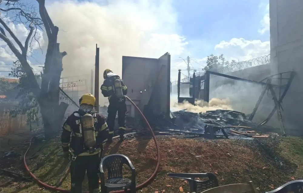 Setor Jaó em Goiânia teve uma residência de madeira pegando fogo nesta sexta. A estrutura consumida pelo fogo foi contr…