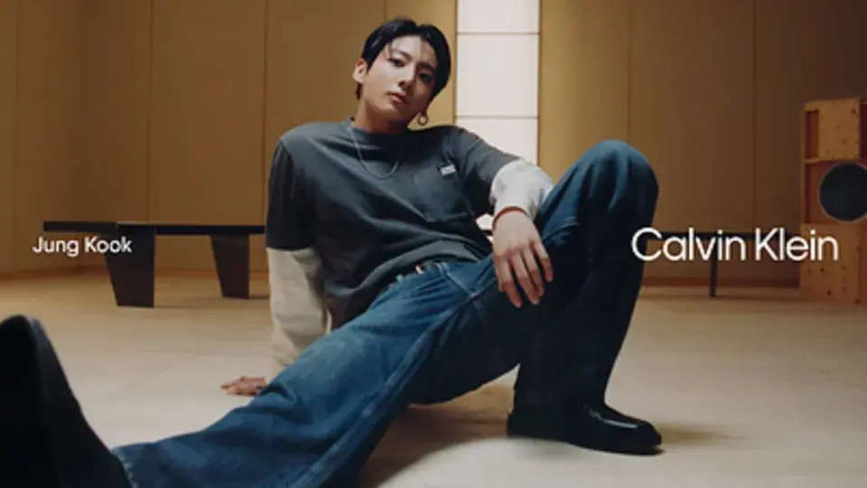 Jung Kook estrelou a terceira fase da campanha de jeans da Calvin Klein, explorando a relação entre caimento, música e …
