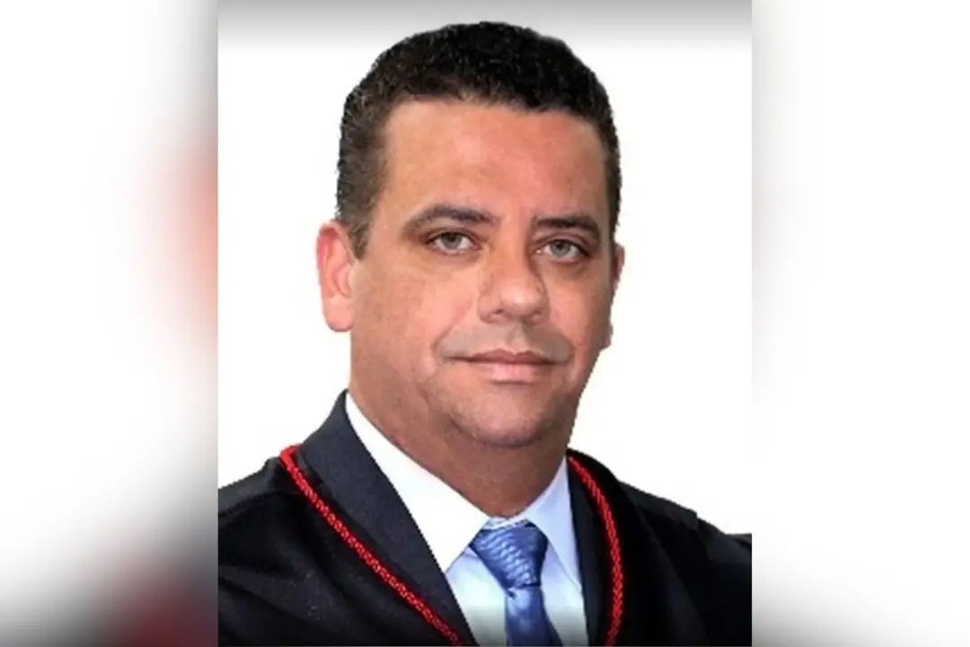 Nome Alexandre Bastos, desembargador do TJMS, voltou às funções após decisão de 8 votos a 5 do CNJ. Isso mostra que mes…