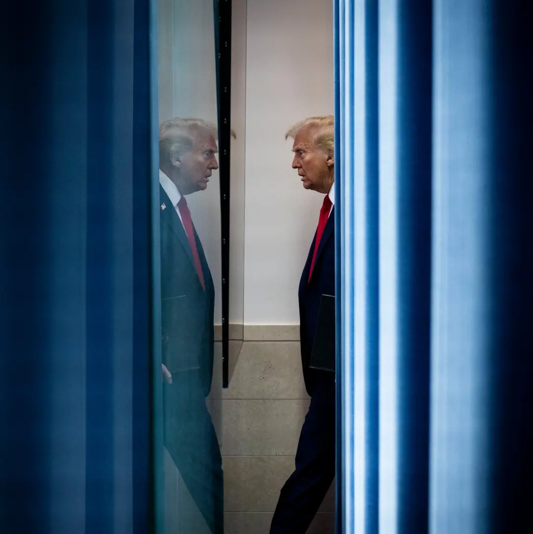 Trump tentou barrar repórteres de espaços governamentais em várias ocasiões. Isso mostra um foco em controle de narrati…