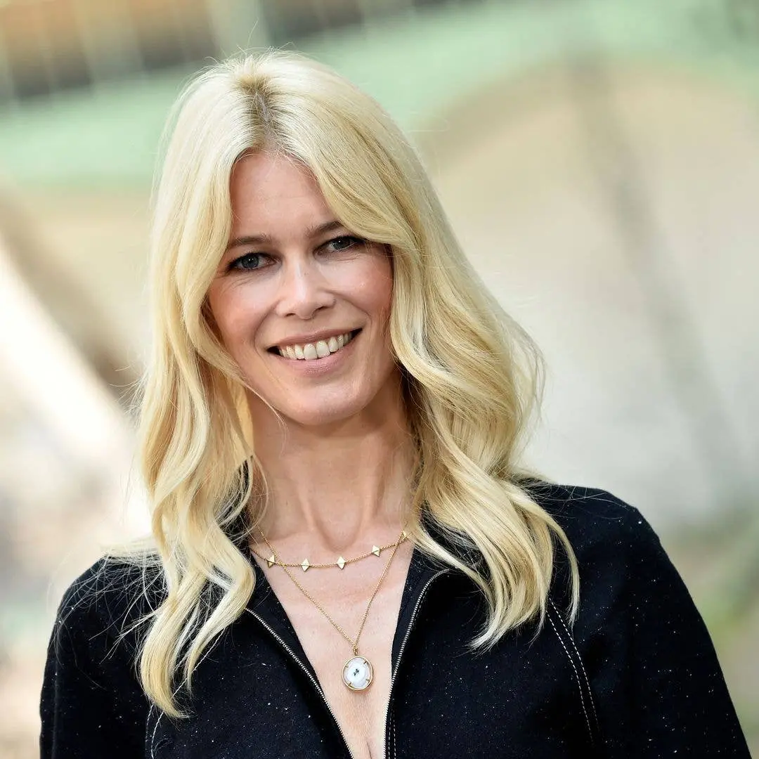 Claudia Schiffer, aos 56 anos, mostrou fotos de uma viagem aos Grécia em um biquíni floral branco. A imagem transmite u…