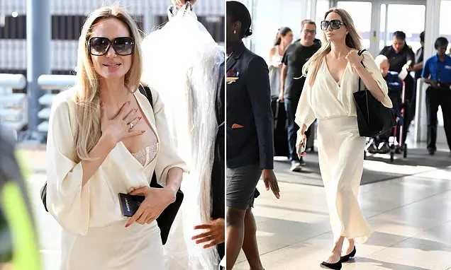 Angelina Jolie mostrou sutiã em um conjunto creme e revelador, um ano após a separação de Brad Pitt. Eu vejo que a expo…