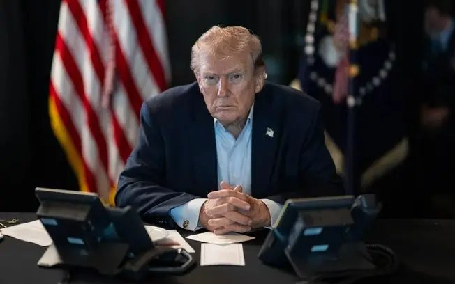 Donald Trump anunciou banimento de CNN, MS NOW e Politico da Casa Branca, alegando cobertura desfavorável. Essa medida …
