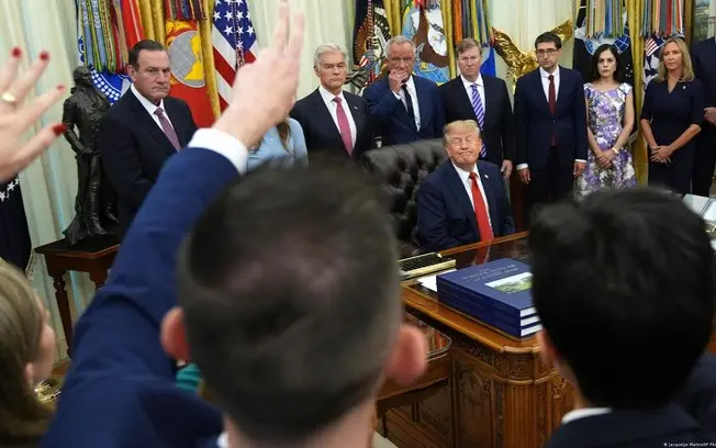 Donald Trump proibiu a CNN, MS NOW e Politico de ter acesso à Casa Branca, alegando que eles espalham fake news. É um m…