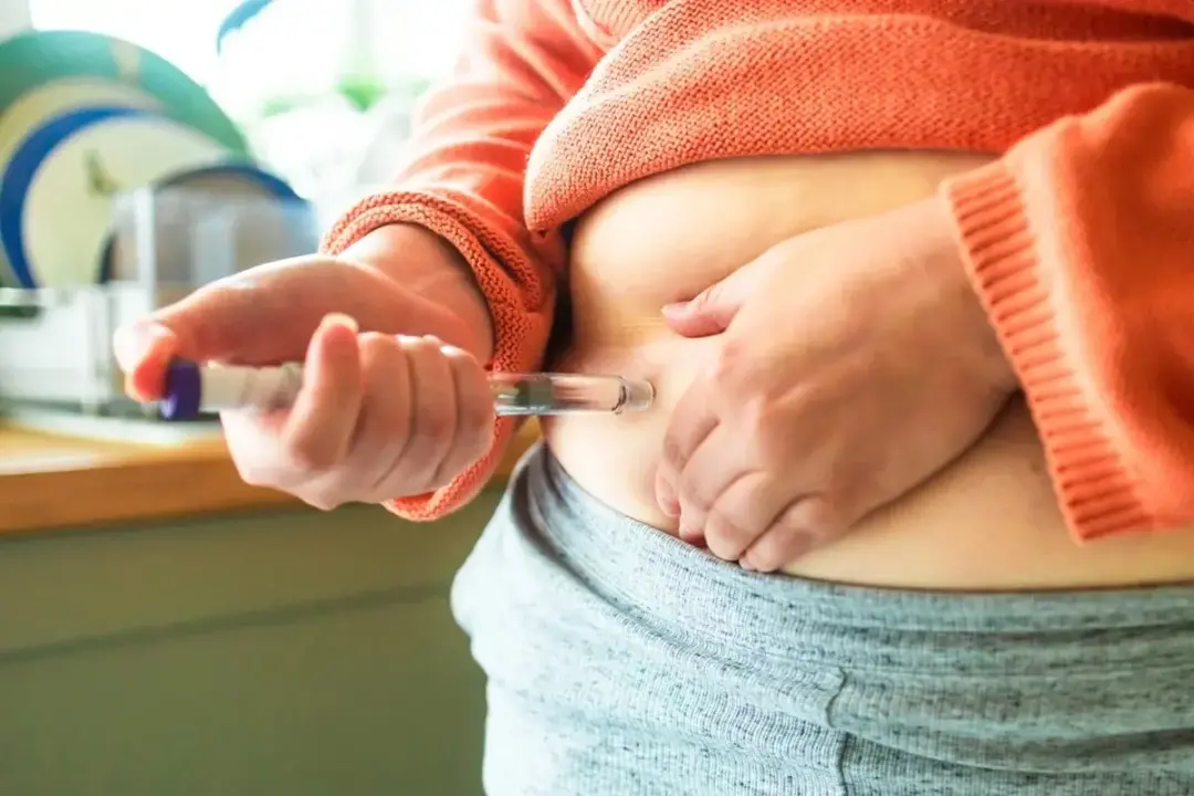 A perda de proteção estrogênica na menopausa favorece o ganho de peso, segundo estudos sobre a fase de transição hormon…